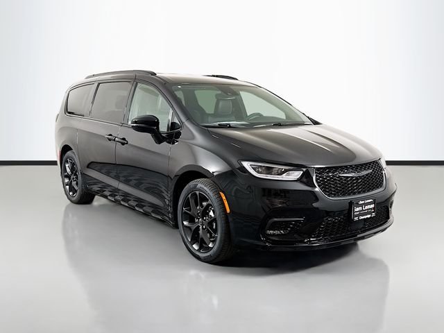 2026 Chrysler Pacifica Select's photo