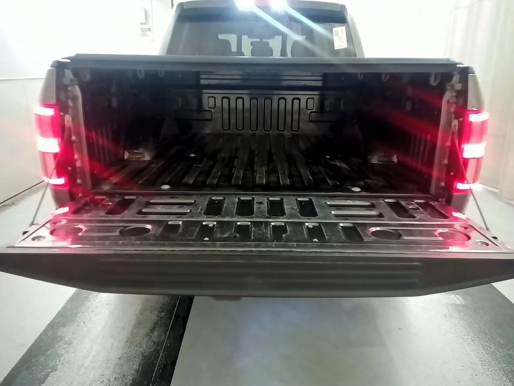 Used 2018 Magnetic Ford LARIAT image 5