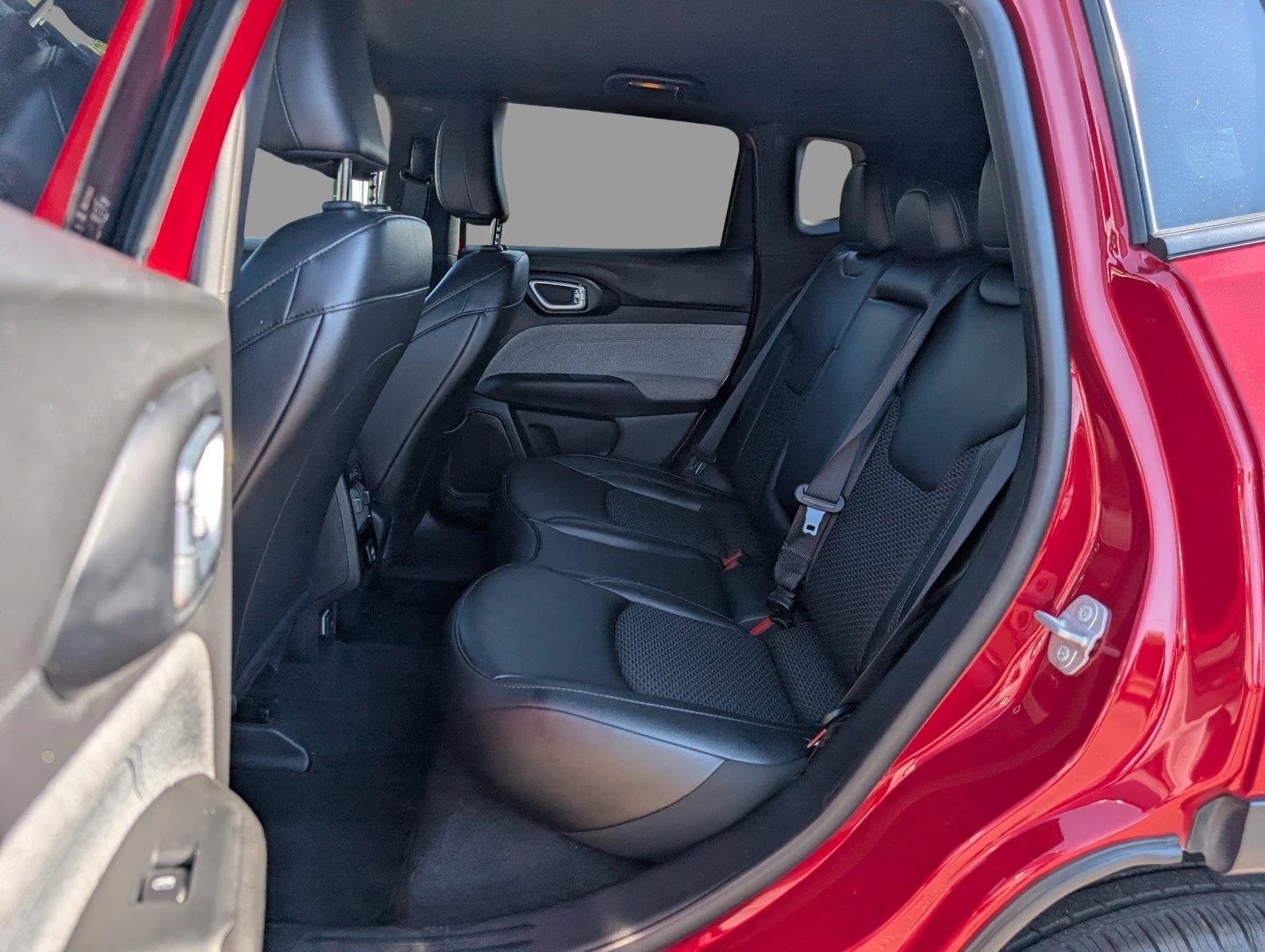 Used 2025 Red Hot Pearlcoat Jeep Latitude image 18