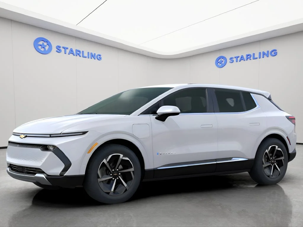 Used 2025 Summit White Chevrolet LT image 2