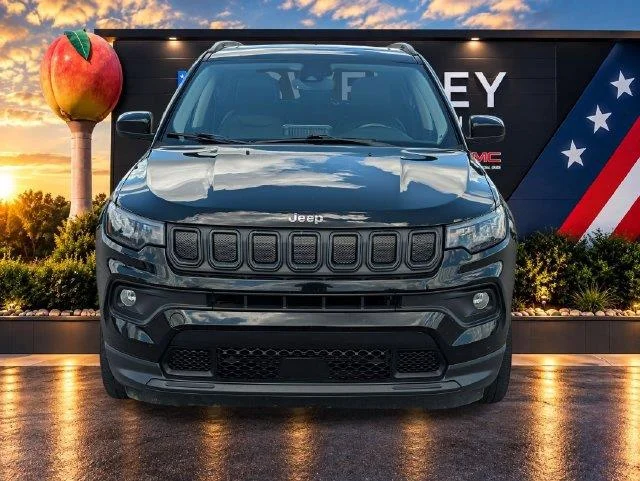 Used 2022  Jeep Latitude image 8