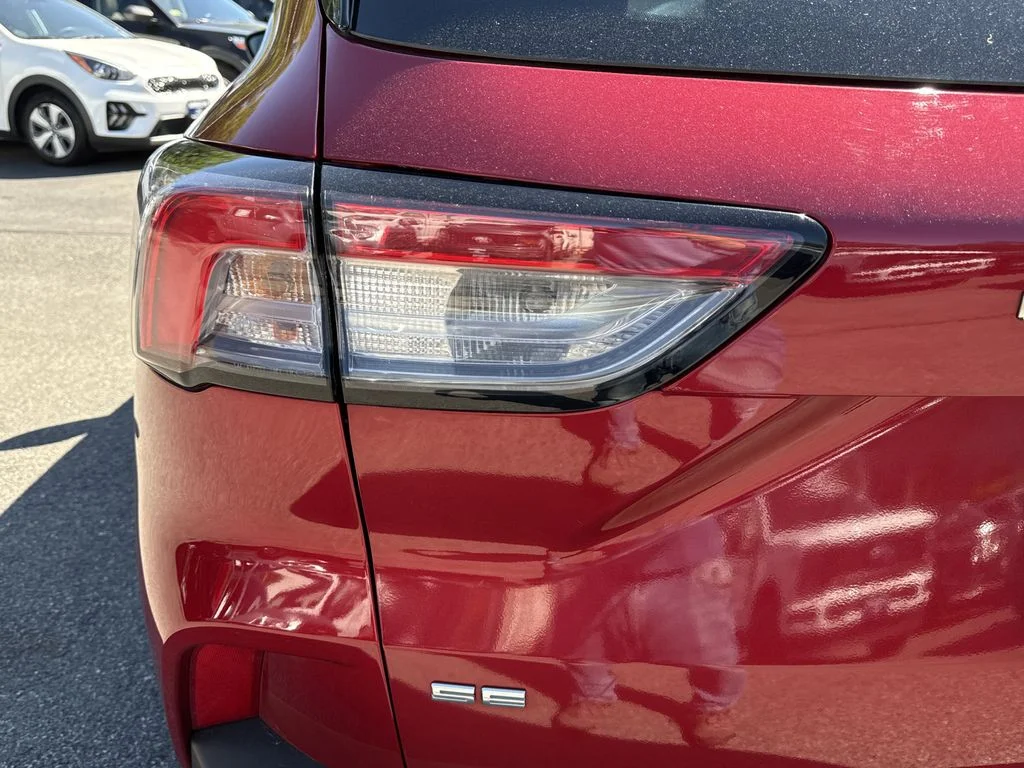 Used 2022 Rapid Red Metallic Tinted Clearcoat Ford SE image 35