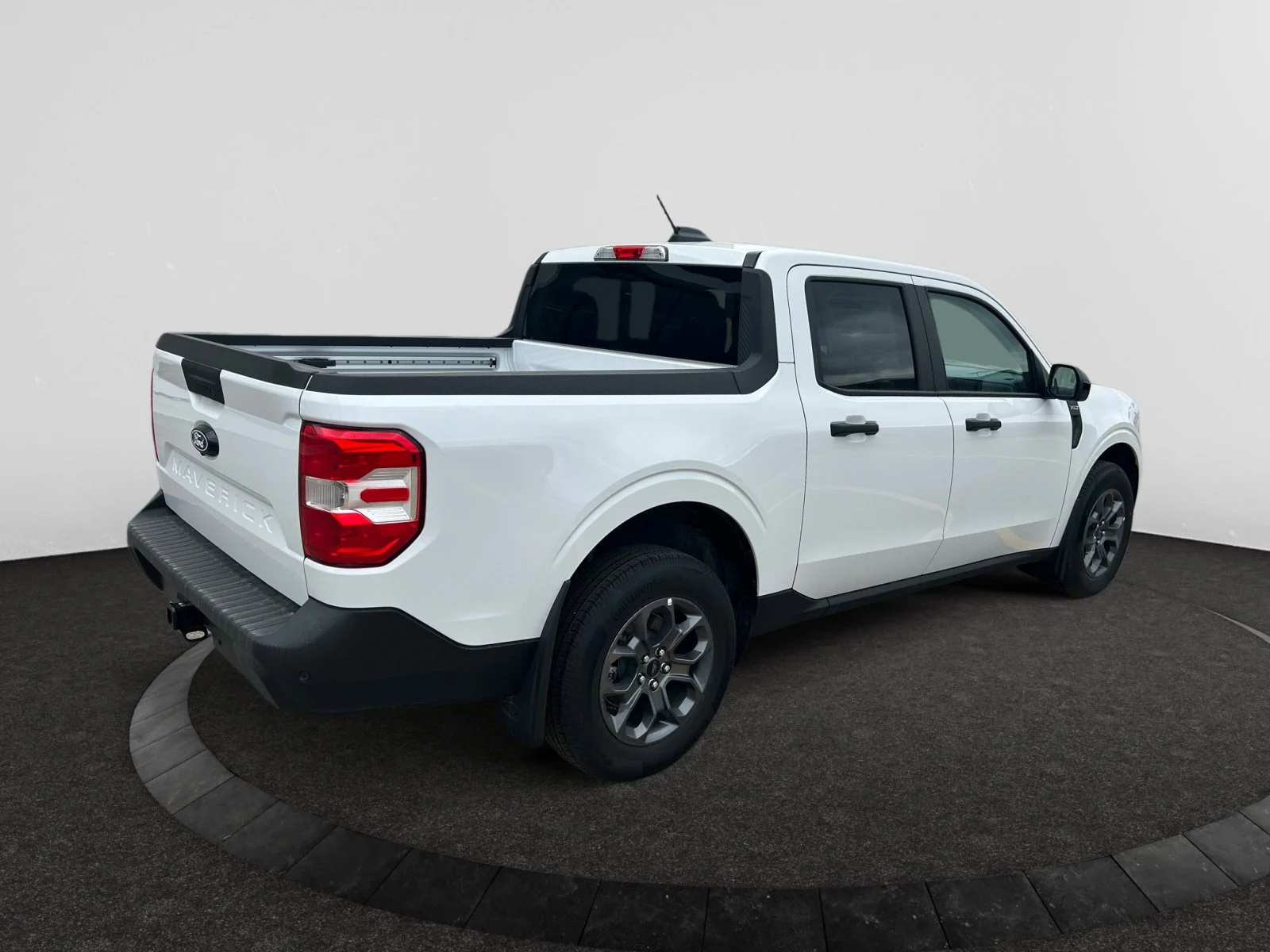 New 2026 Oxford White Ford XLT image 5