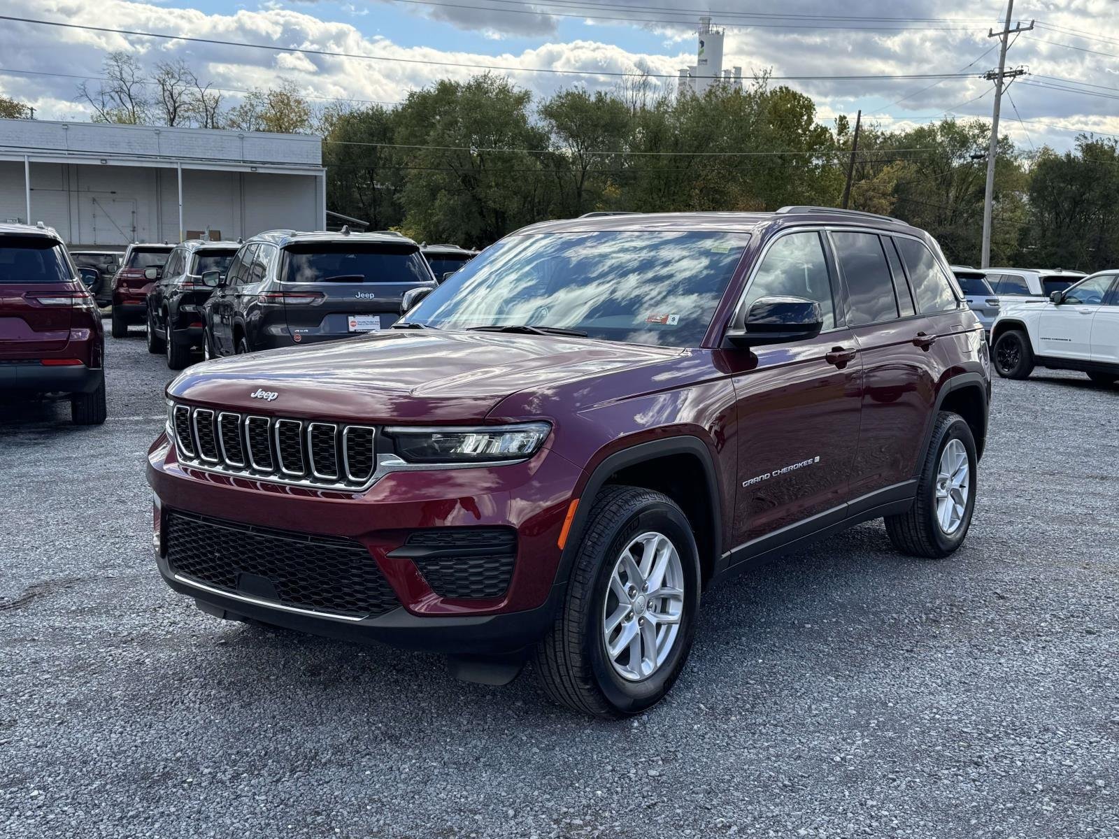 New 2025 Velvet Red Pearl-Coat Exterior Paint Jeep Laredo X image 22