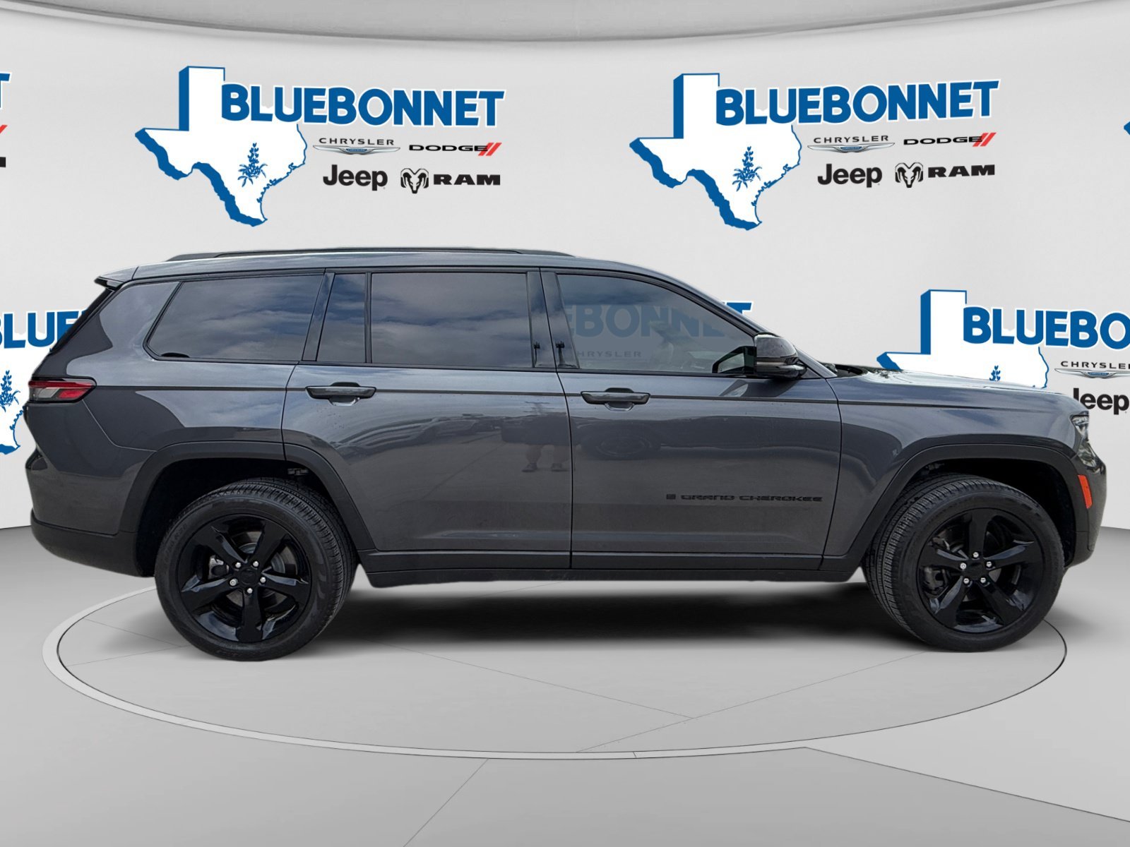 Used 2025 Baltic Gray Metallic Clearcoat Jeep Limited image 4