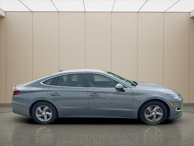 Used 2023 Gray Hyundai SE image 10