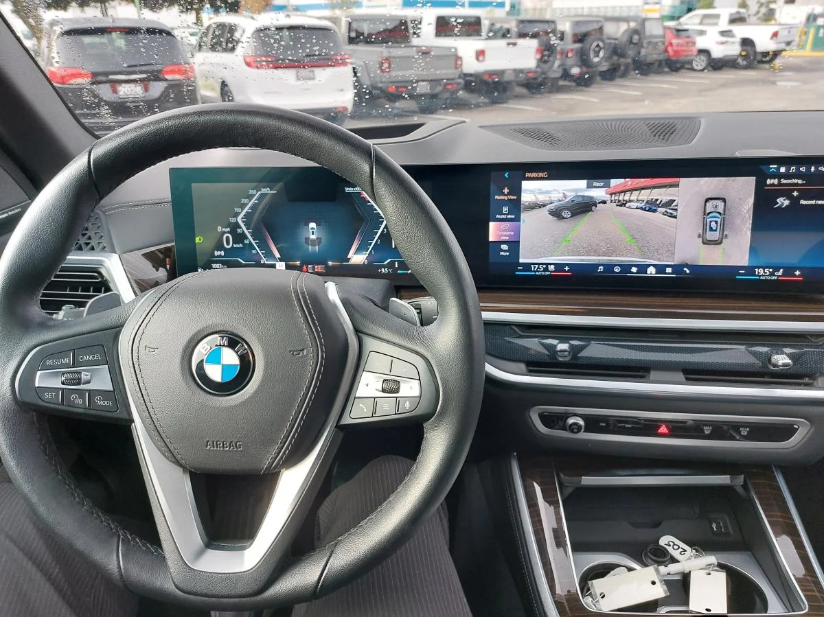 Used 2024 White BMW xDrive40i Sports Activity Vehicle image 18