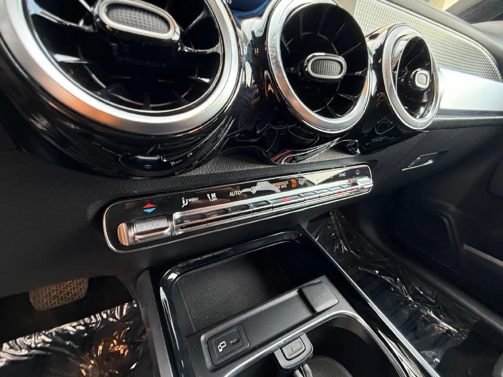 Used 2023  Mercedes-Benz GLB 250 image 23