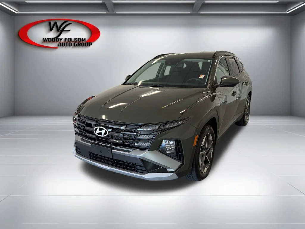 Used 2025 Green Hyundai SEL image 3