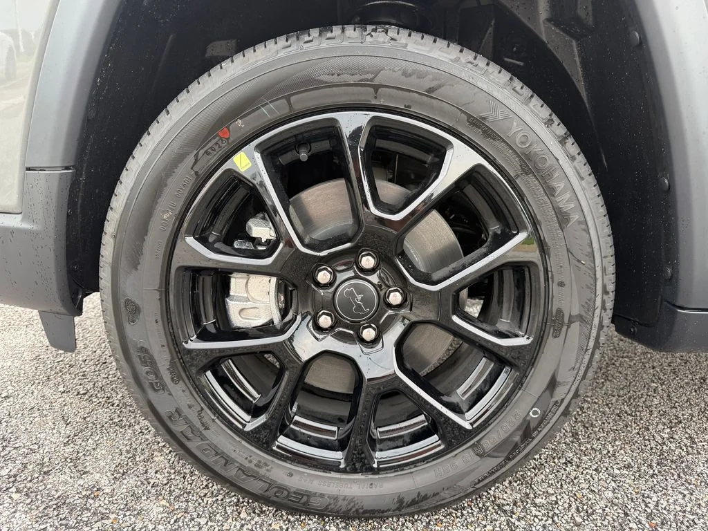 New 2026 Sting-Gray Clearcoat Jeep Latitude image 25
