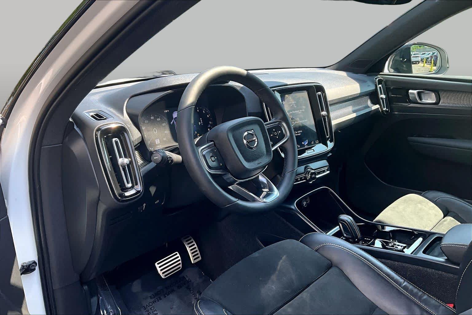 Used 2022 Crystal White Metallic Volvo R-Design image 18