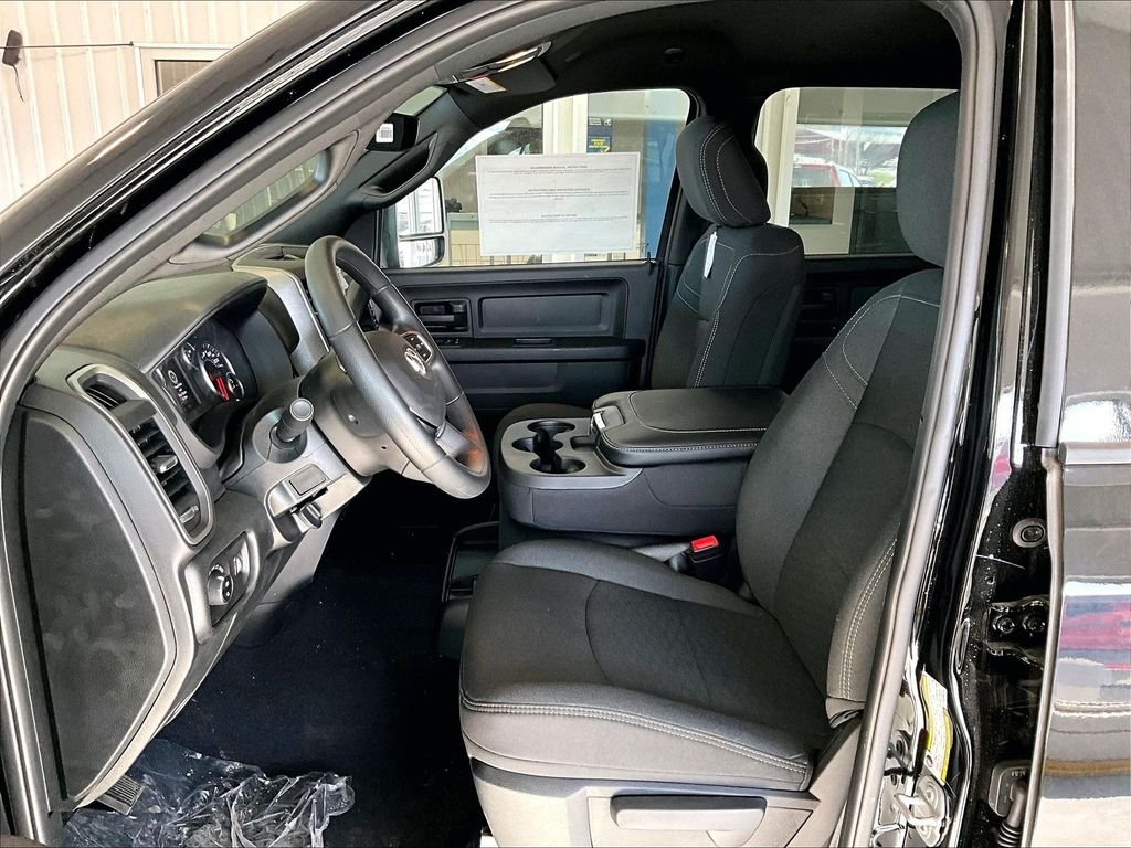New 2026 Diamond Black Crystal Pearl-Coat Exterior Paint RAM Tradesman image 11