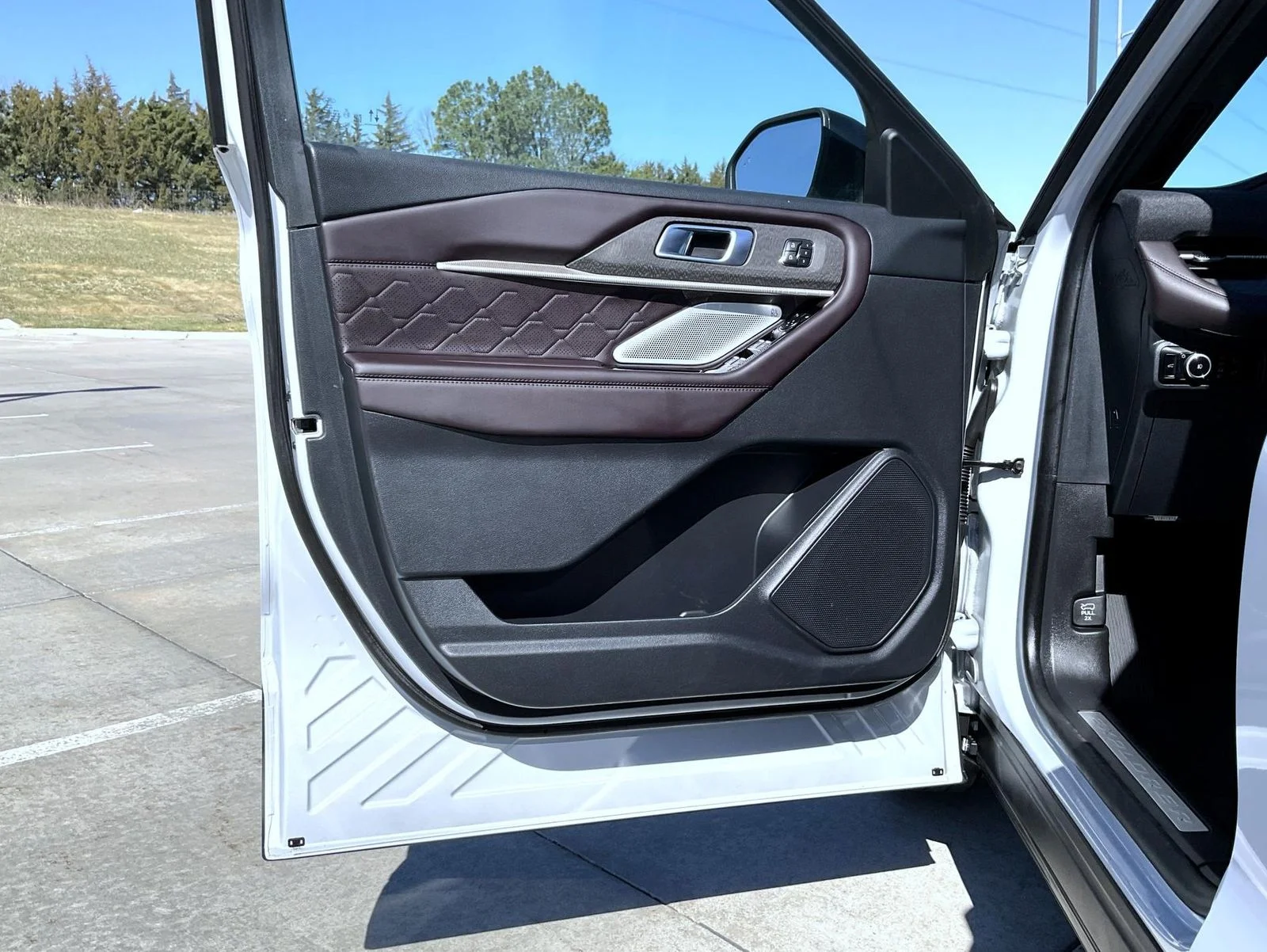 Used 2025 White Ford Platinum image 9