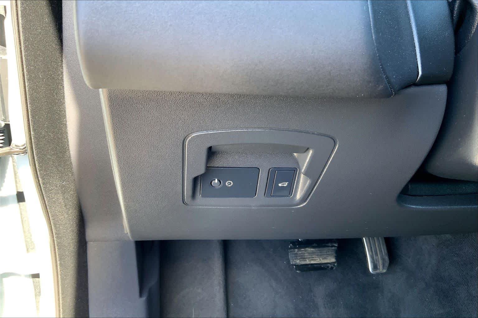 Certified Used 2025 Arroios Grey Metallic Land Rover Dynamic SE image 30