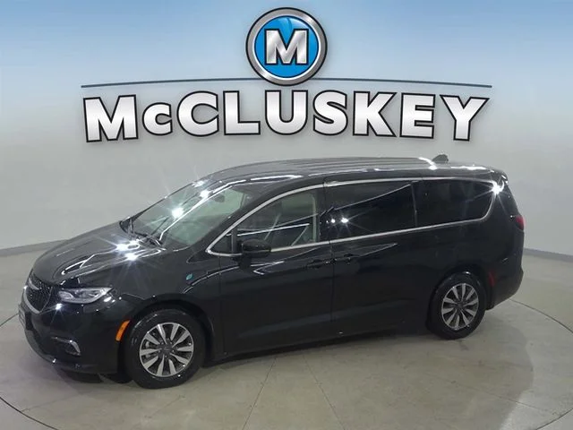 2023 Chrysler Pacifica Hybrid Touring L Hybrid's photo