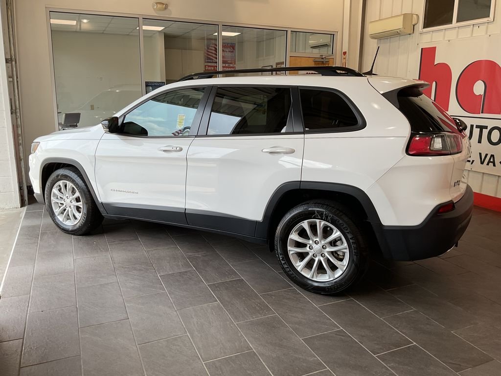 Used 2022 White Jeep Latitude Lux image 5