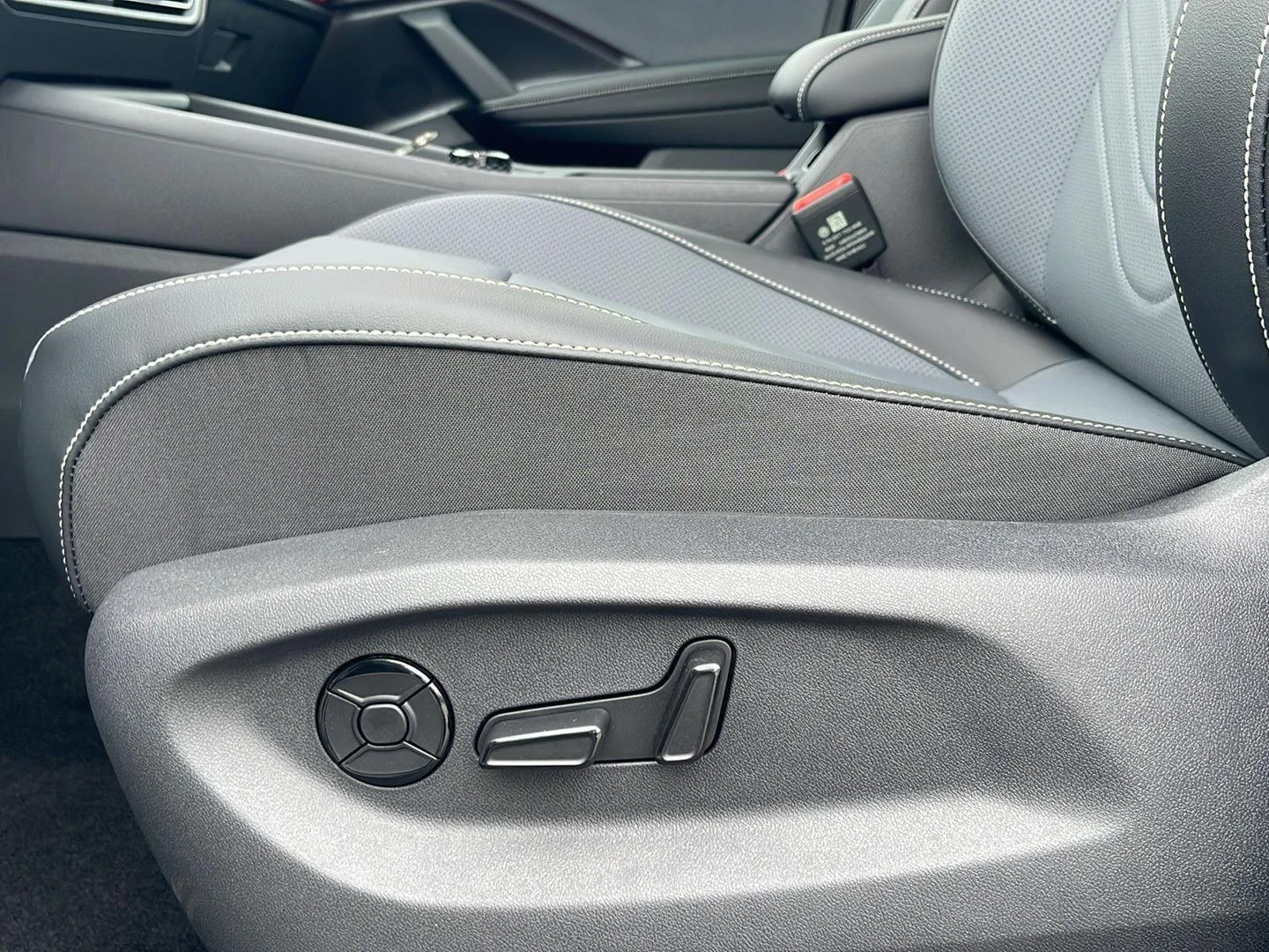 New 2026 Pure White Volkswagen SE image 20