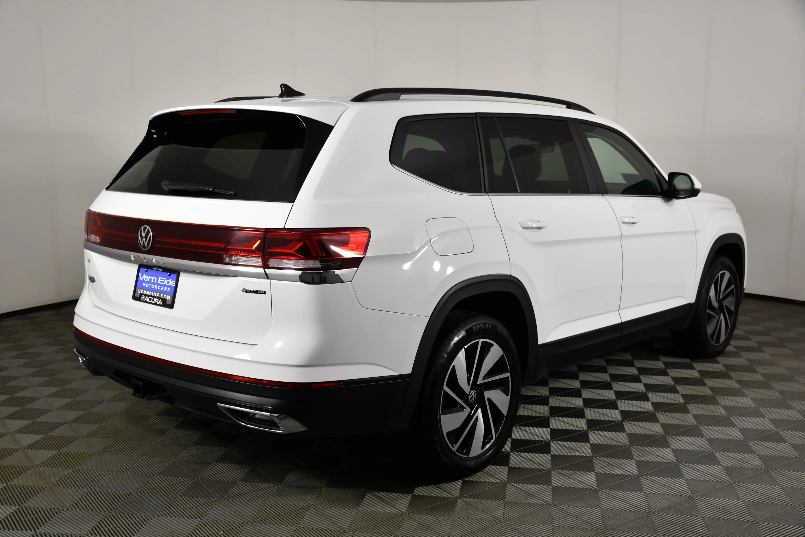 Used 2024 Gray Volkswagen 2.0T SE w/Technology image 6