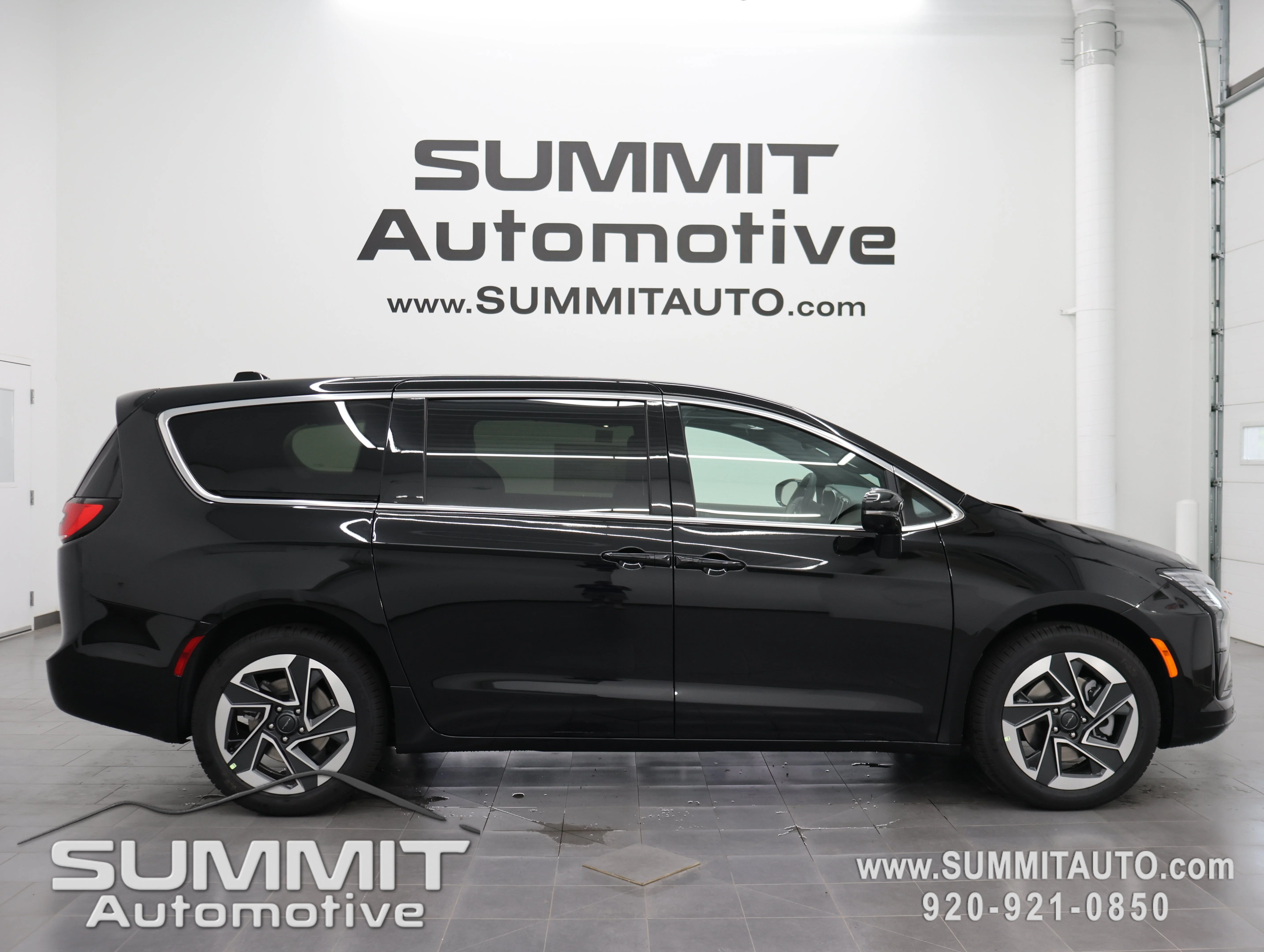 New 2027 Diamond Black Crystal Pearl-Coat Exterior Paint Chrysler Limited image 1