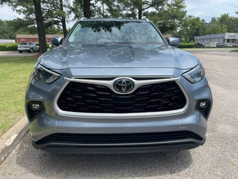 Used 2023  Toyota XLE image 1