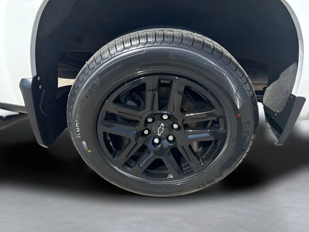 Used 2024 Summit White Chevrolet Custom image 31