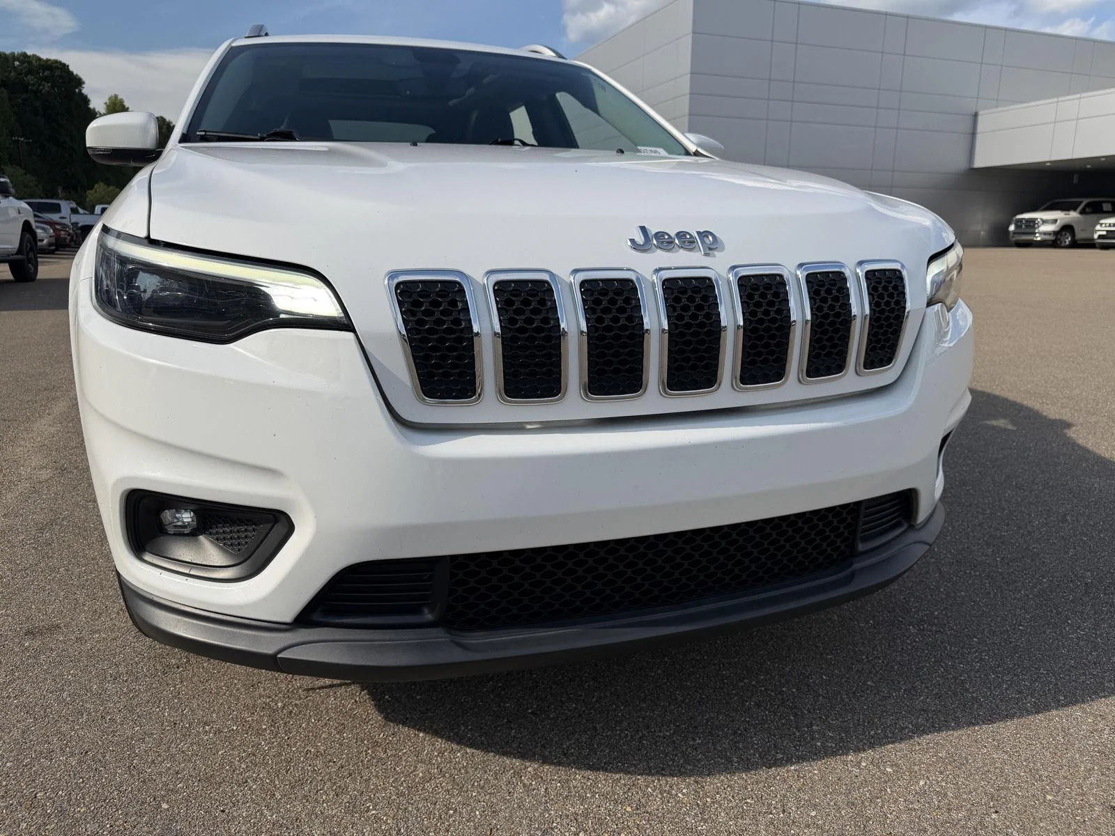 Used 2019 Bright White Clearcoat Jeep Latitude Plus image 24