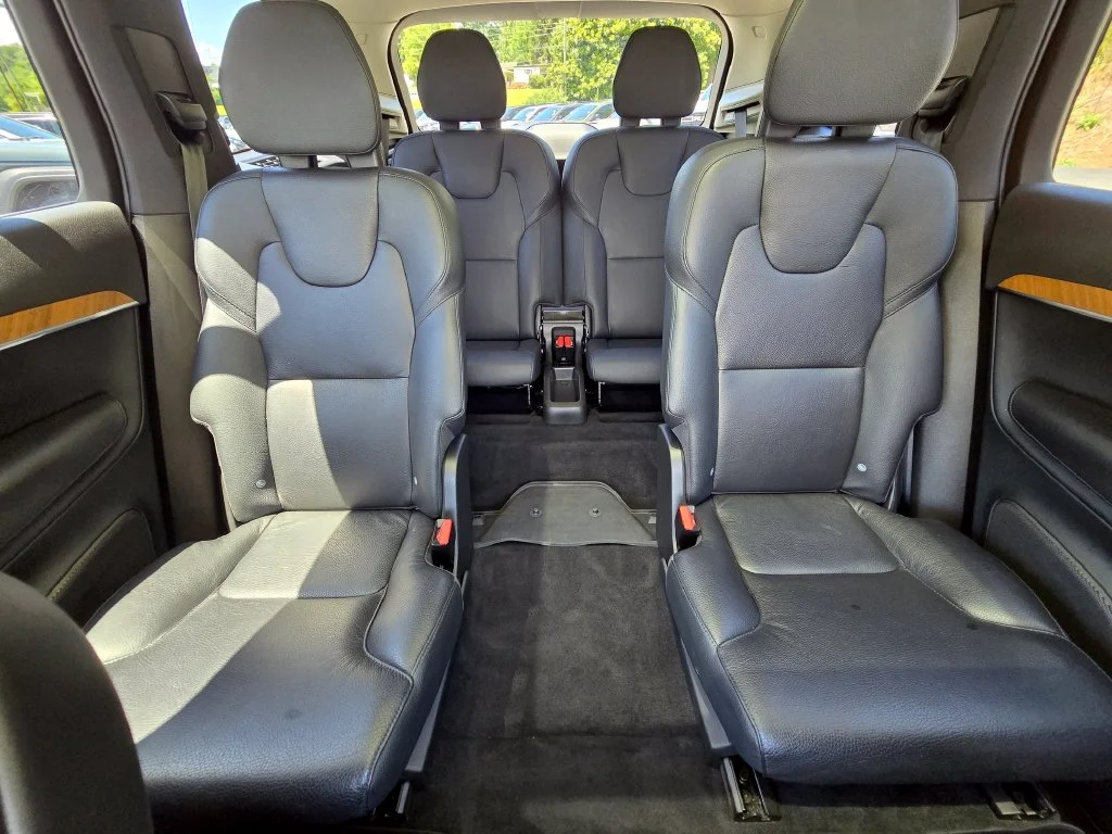 Used 2023 Blue Volvo B6 Plus 6-Seater image 46
