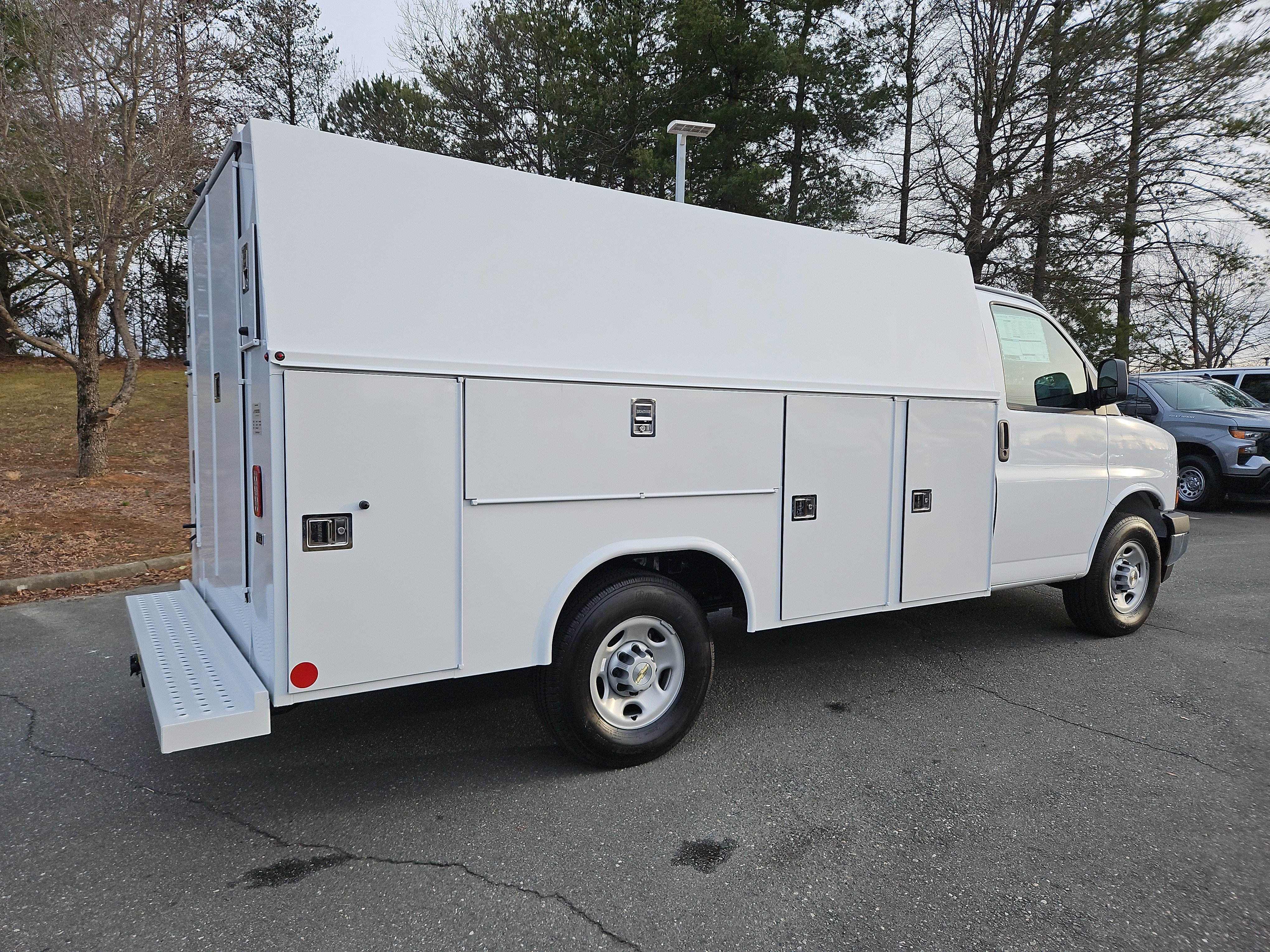 New 2026 Summit White Chevrolet 1WT image 5