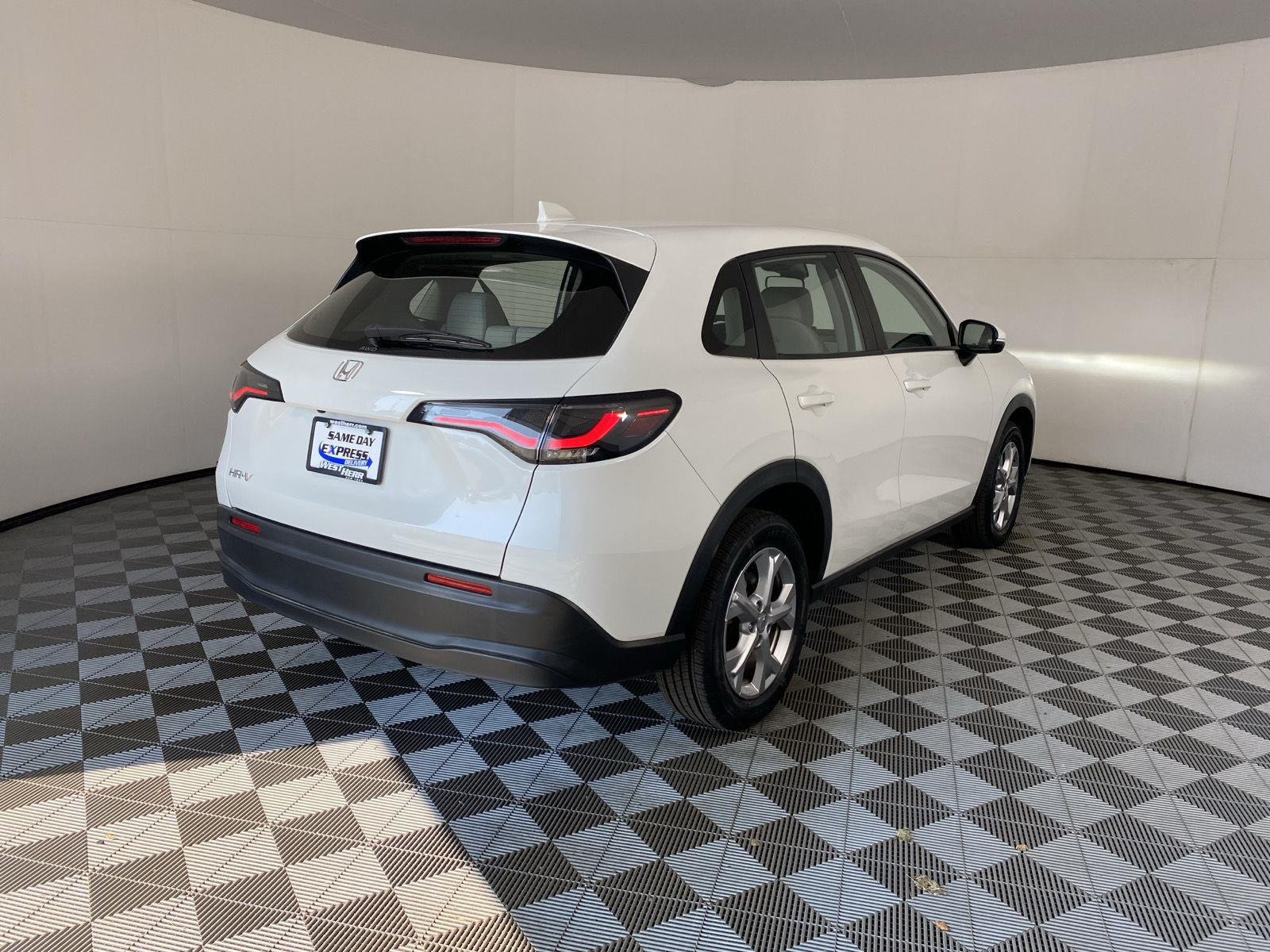 Used 2024 Platinum White Pearl Honda LX image 8