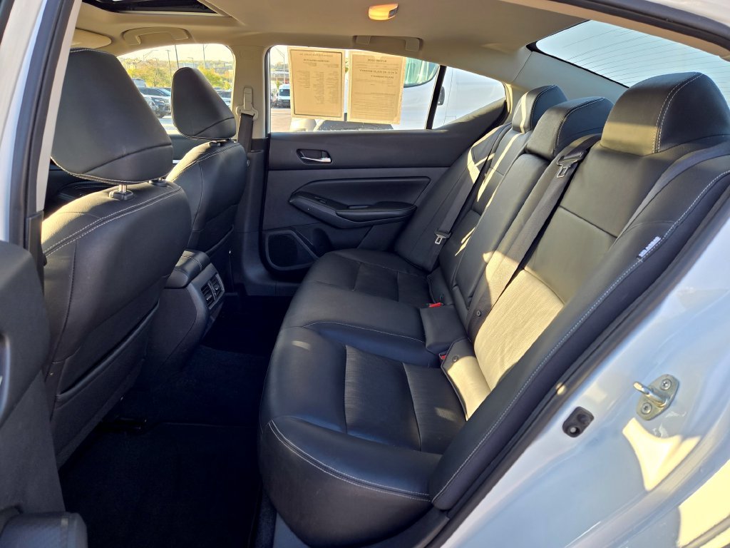 Used 2019 White Nissan 2.5 SL image 27