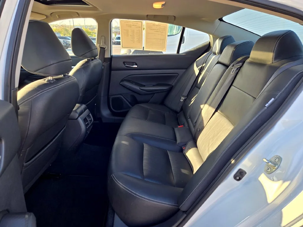 Used 2019 White Nissan 2.5 SL image 27