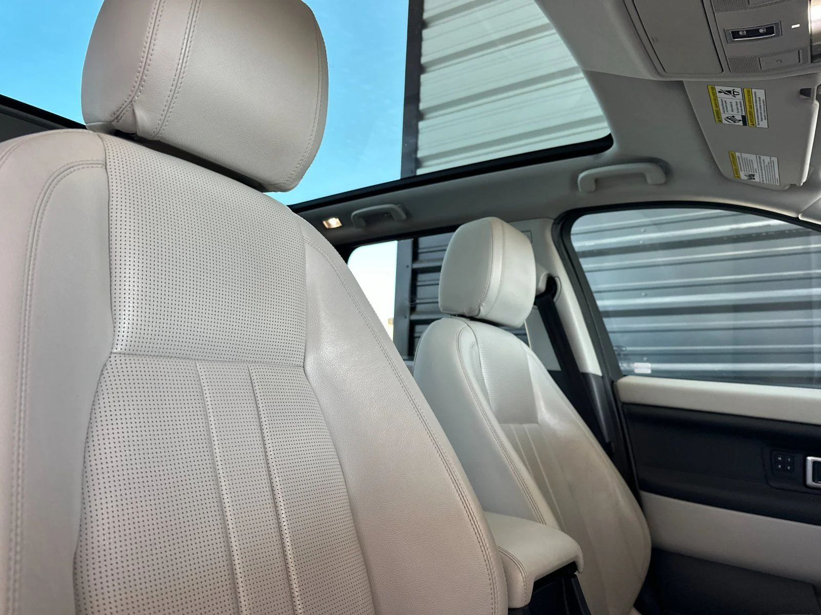 Used 2018  Land Rover HSE image 18