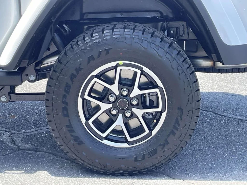 New 2026 Bright White Clear-Coat Exterior Paint Jeep Rubicon X image 12