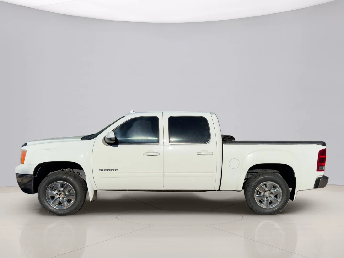 Used 2013 White Gmc SLT image 2