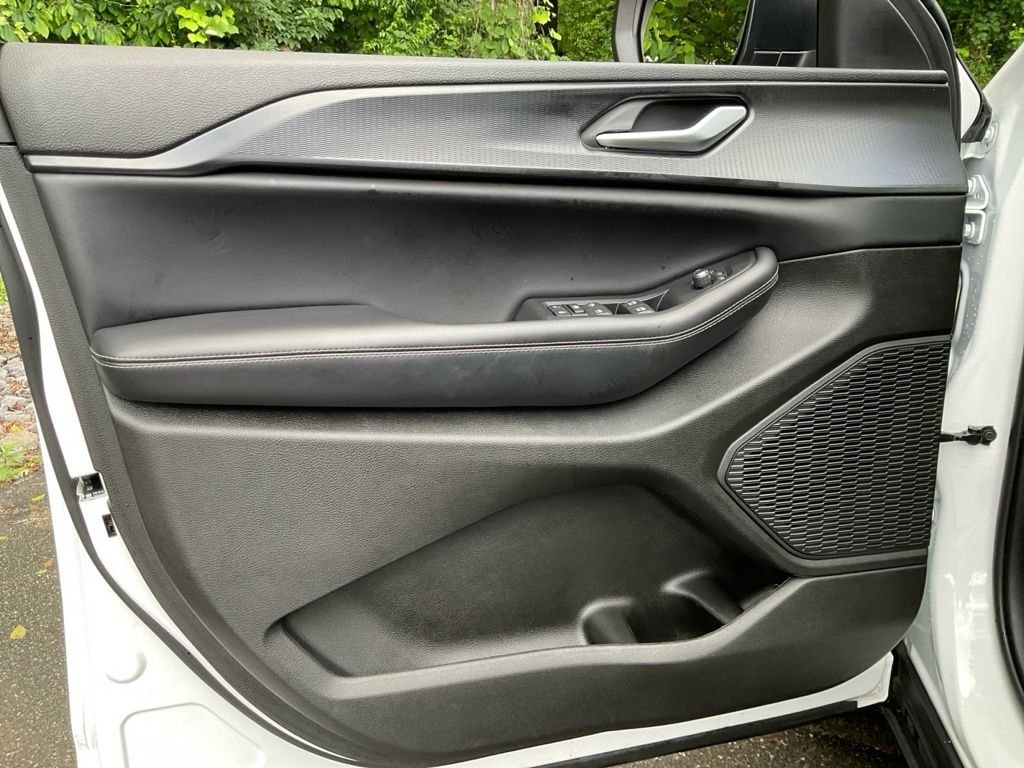 Used 2023 White Jeep Laredo image 27