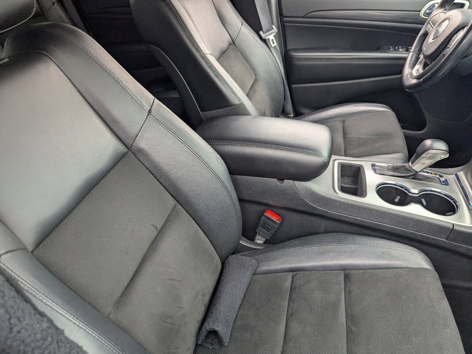 Used 2021 Billet Silver Metallic Clearcoat Jeep Laredo X image 5