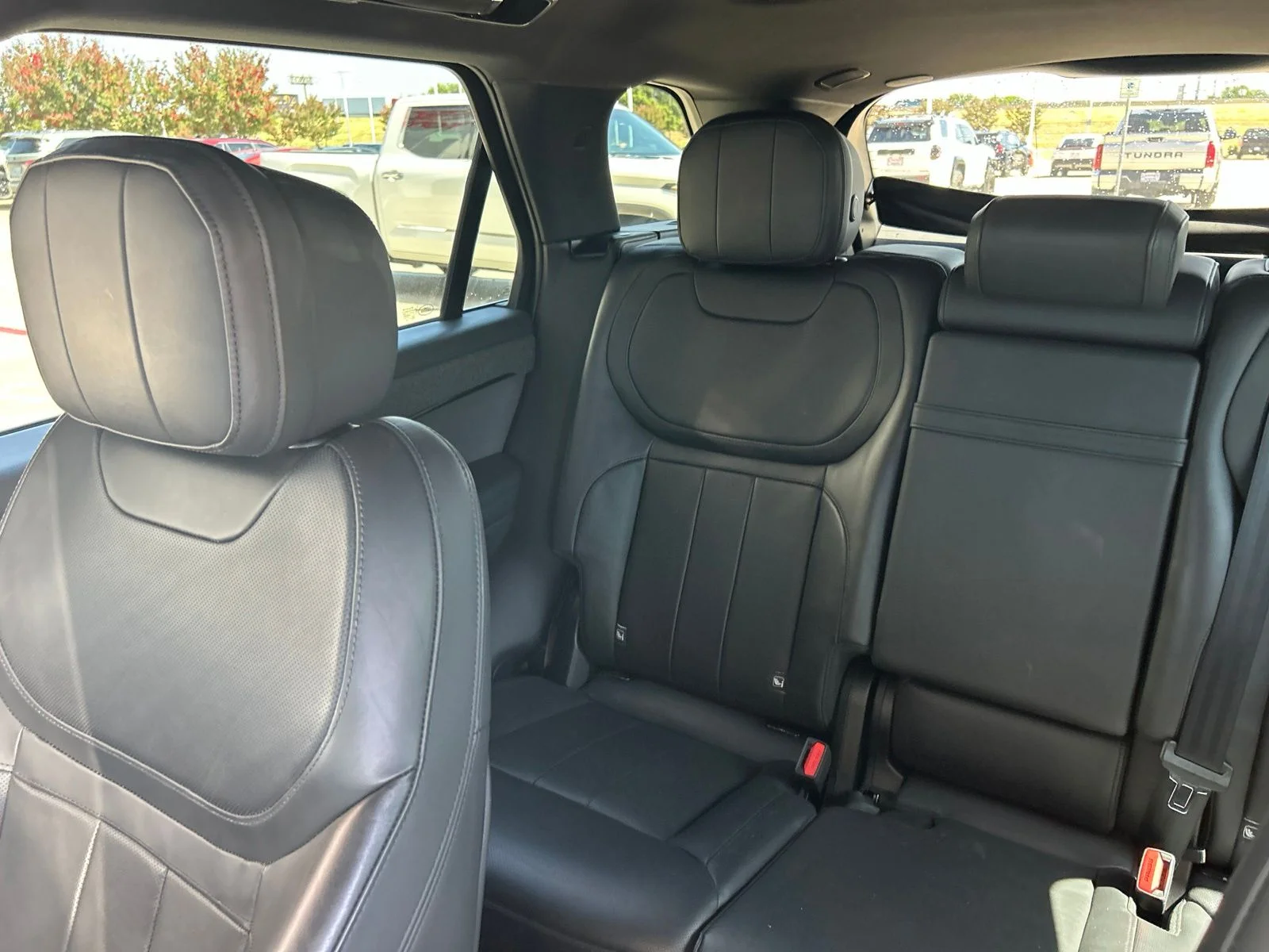 Used 2024 White Land Rover Dynamic SE image 25