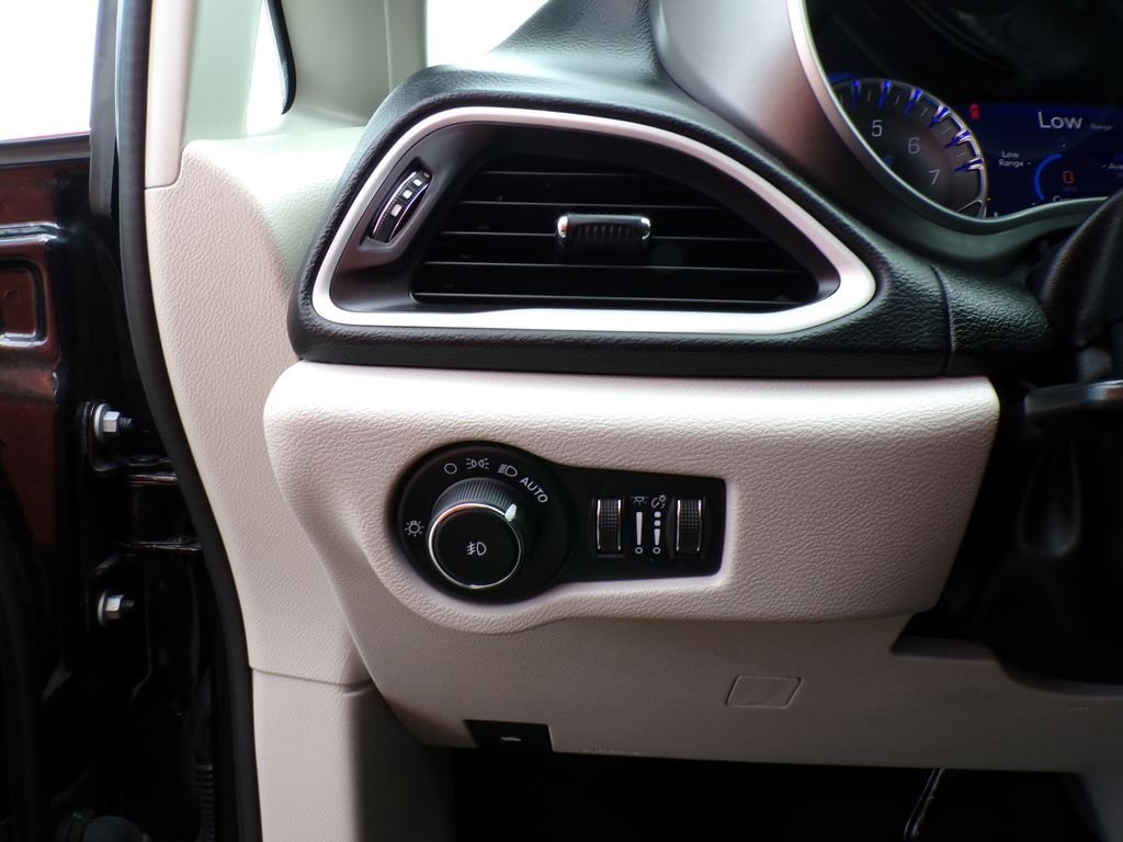Used 2023 Brilliant Black Crystal Pearlcoat Chrysler Touring L image 14