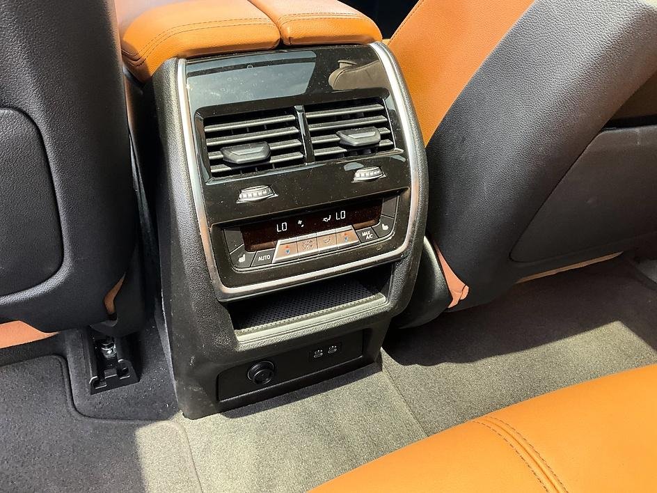 Used 2025 Gray BMW M60i image 29