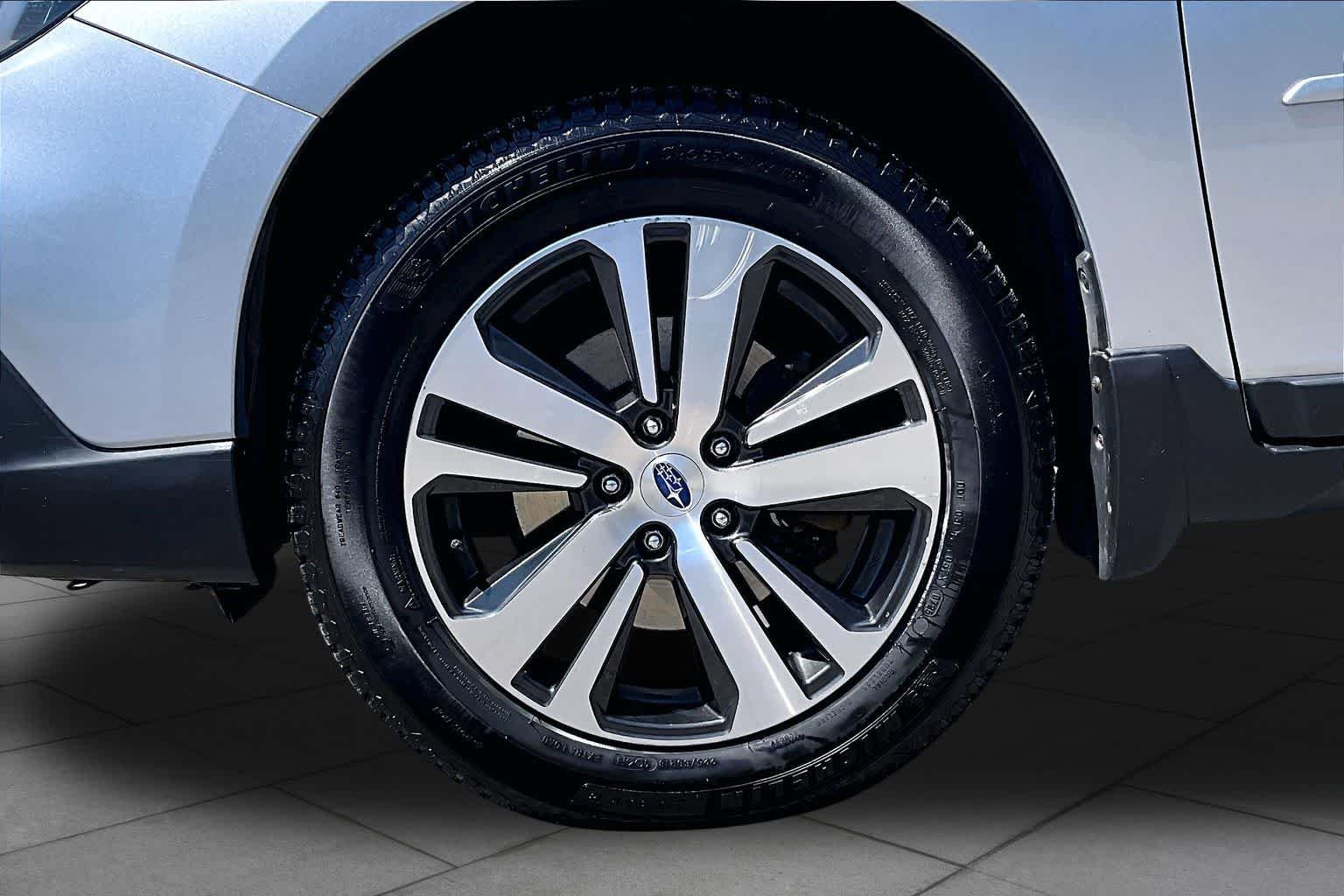 Used 2018 Ice Silver Metallic Subaru Limited image 11