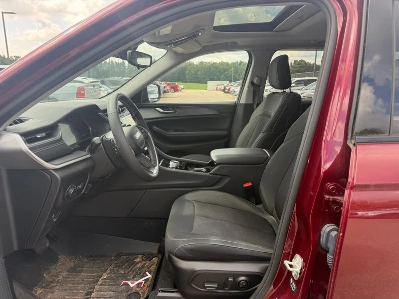 Used 2023 Red Jeep Laredo X image 3