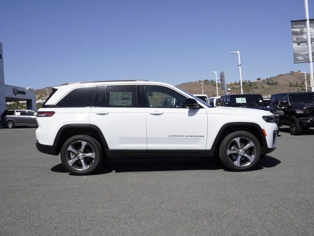 New 2026 Bright White Clear-Coat Exterior Paint Jeep Limited image 2