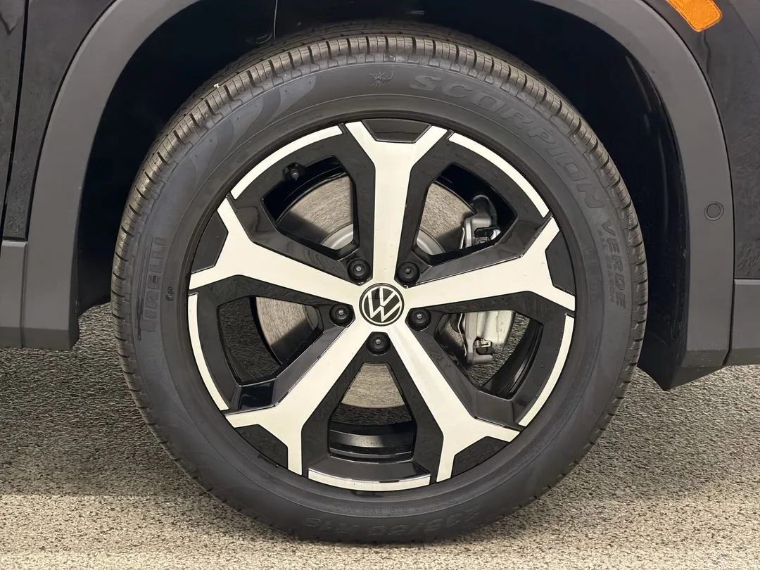 New 2026 Deep Black Pearl Volkswagen SE image 10