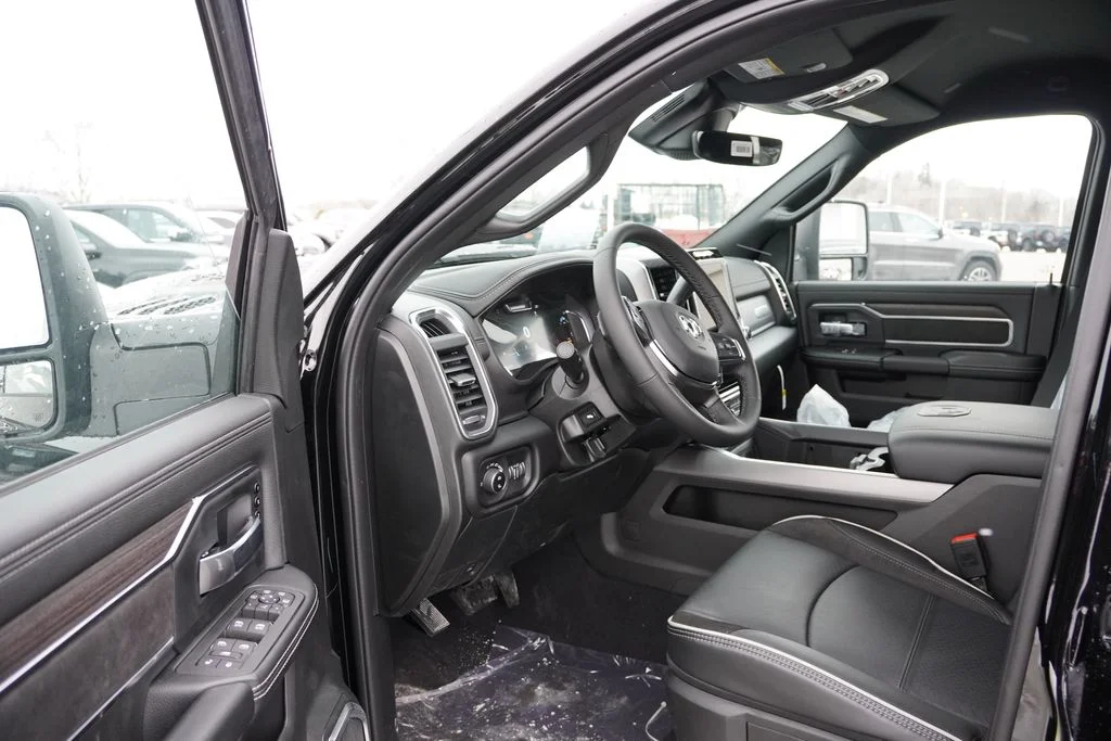 New 2026 Diamond Black Crystal Pearl-Coat Exterior Paint RAM Laramie image 10