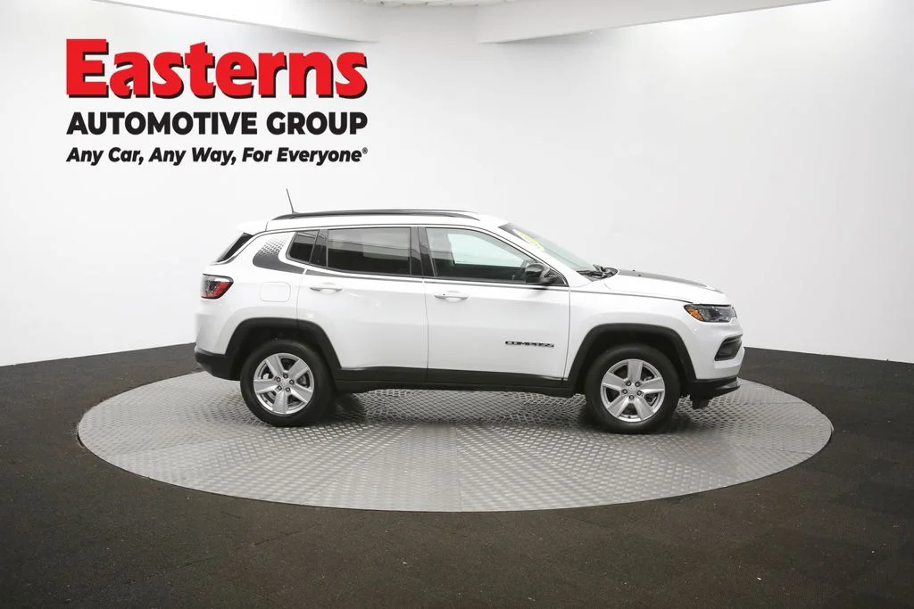 Used 2022 White Jeep Latitude image 43