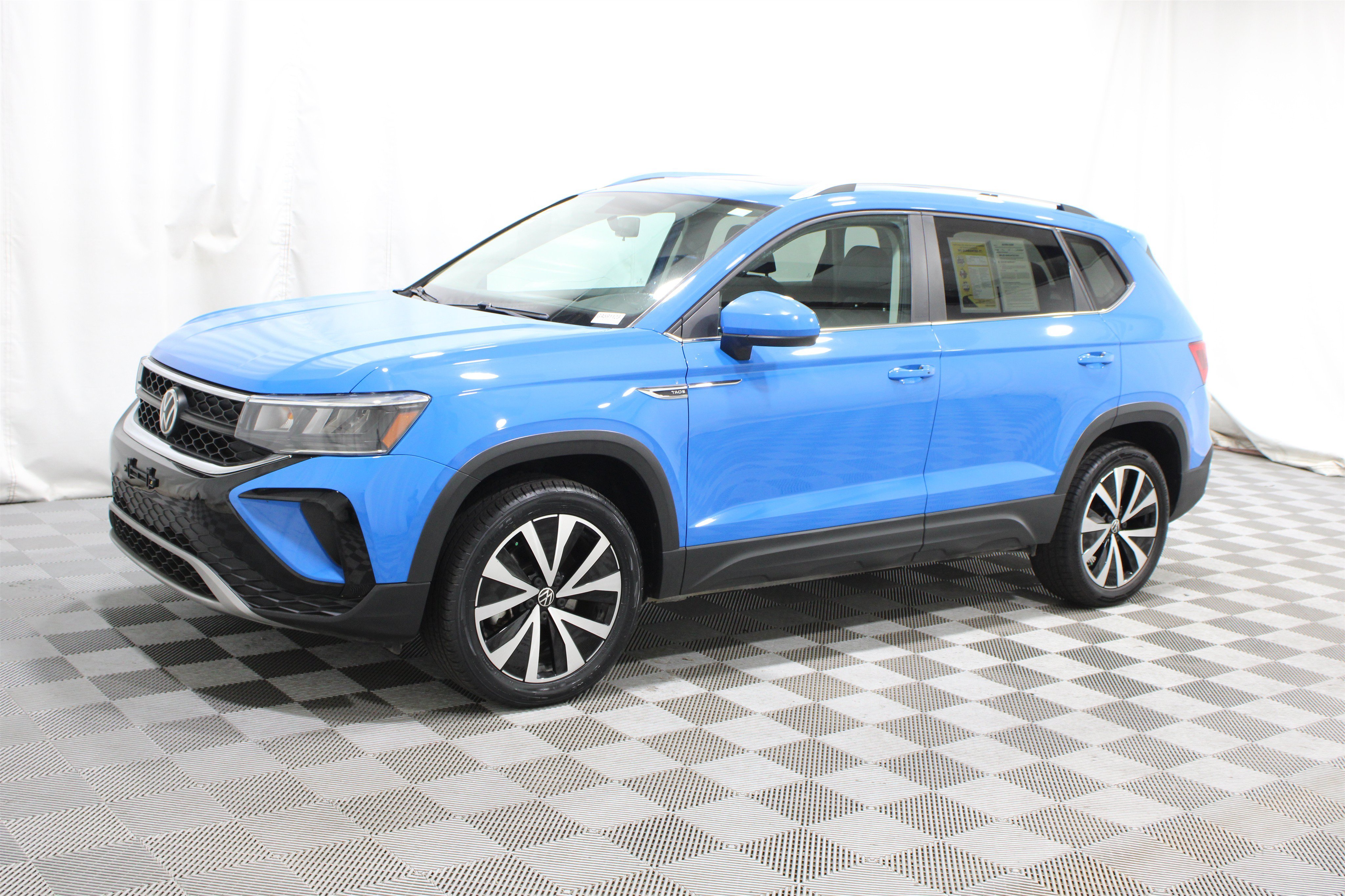 Used 2022 Blue Volkswagen SE image 33