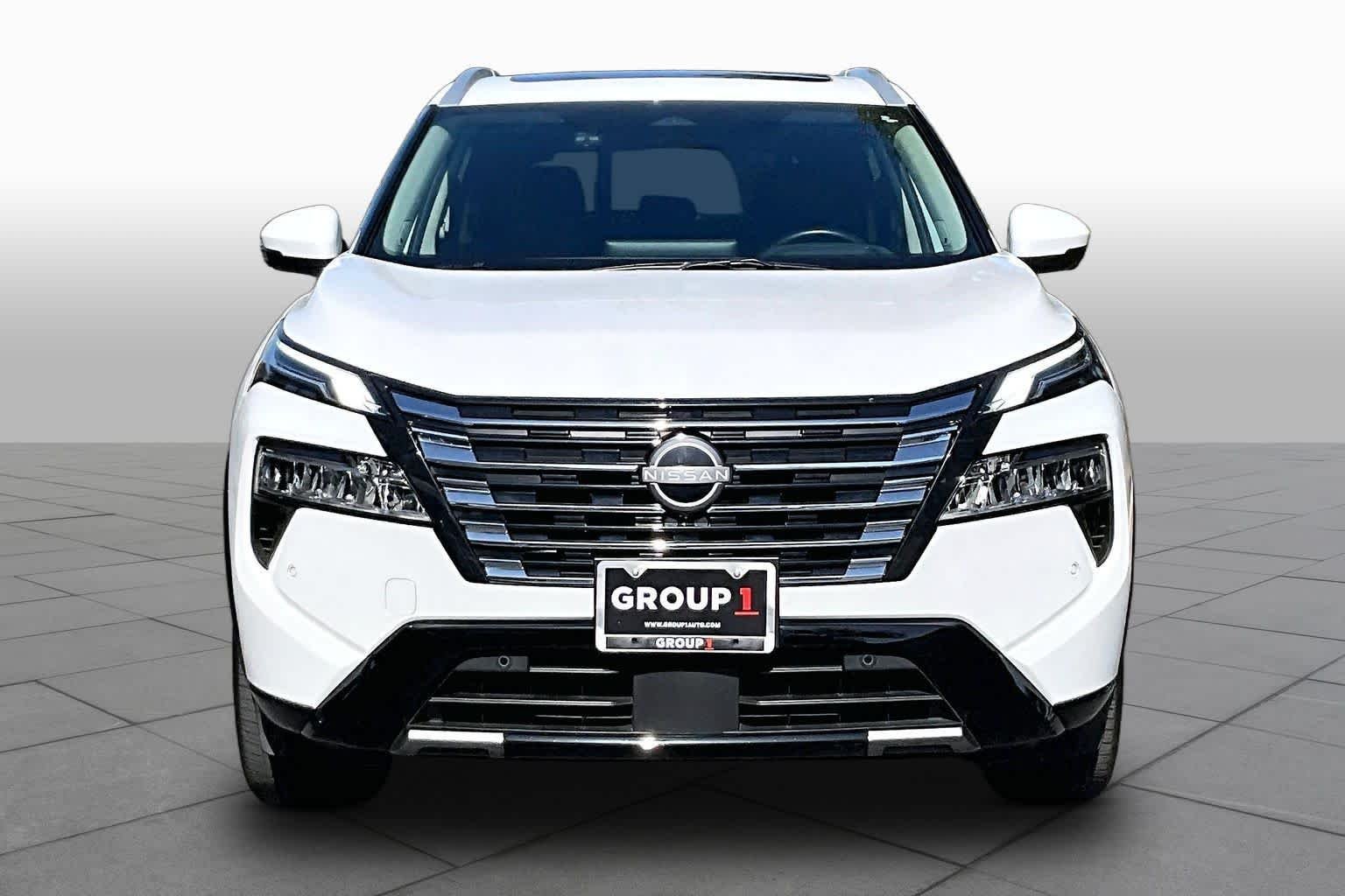 Certified Used 2025 Everest White Pearl Nissan Platinum image 4