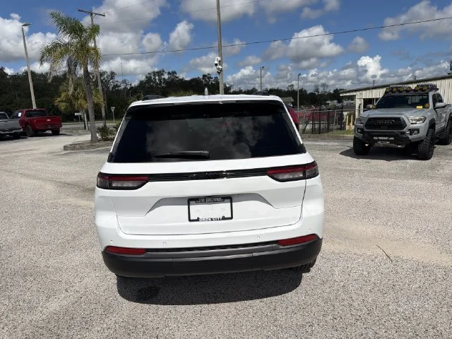 New 2027 Bright White Clear-Coat Paint Jeep Laredo Altitude image 5
