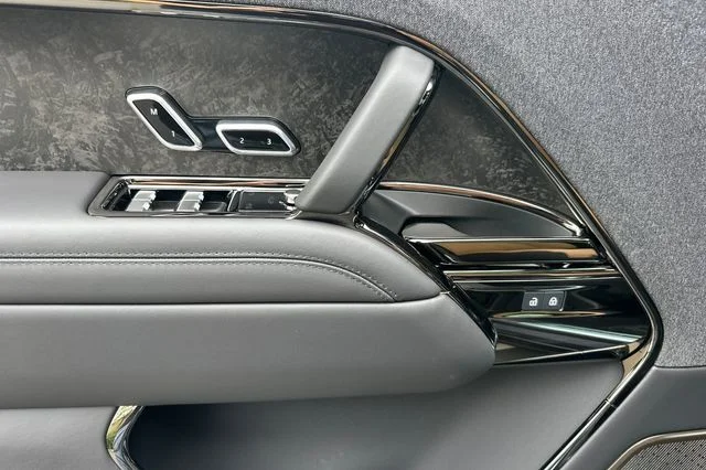 New 2026 Varesine Blue Land Rover Autobiography image 10