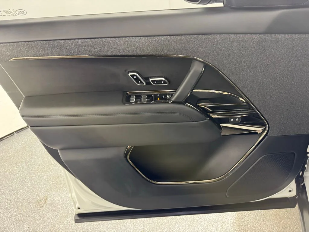Used 2023 Fuji White Land Rover SE image 11